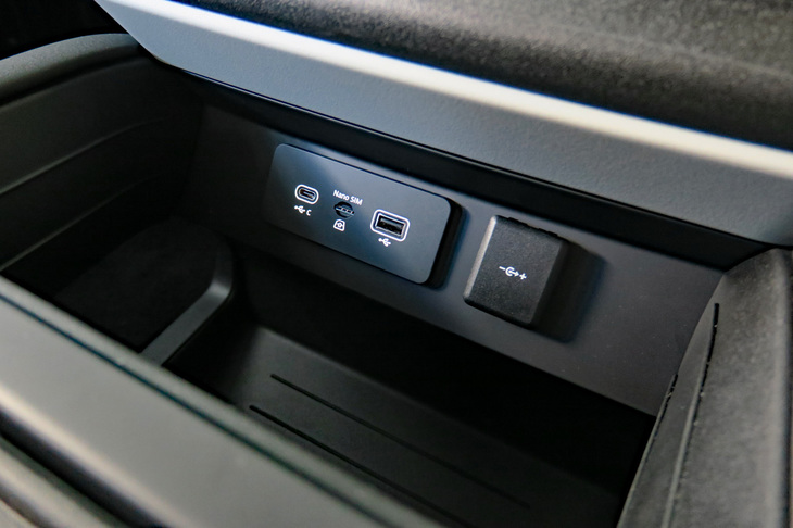 ランドローバー・ディフェンダー110 SE エクスプローラーパック装着車（センターコンソール内のアクセサリーソケット）