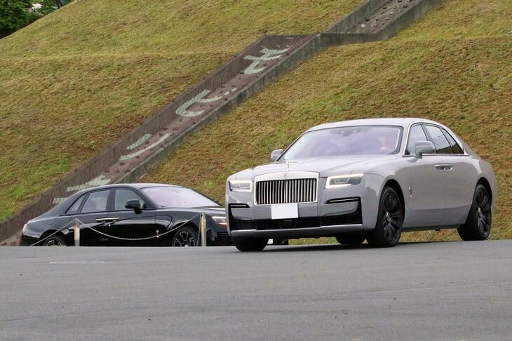 ロールス・ロイスのラージセダン「ゴースト」の試乗イベント「FIND YOUR GHOST」の様子。富士スピードウェイ内のCGパークに設けられたパイロンコースでは、6.75リッターV12ツインターボエンジンが実現する加速力と、全長5.5m・車重2.5tという車体の大きさを忘れさせるドライバーズセダンとしての魅力を体感。さらに外周路では、ロールス・ロイスならではの極上の乗り味を体験することができた。