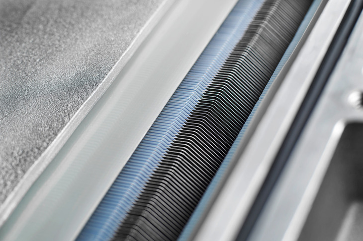 無数のセルを積層した「BMW iハイドロジェン ネクスト」のFCスタック（2019年）。（写真：BMW）