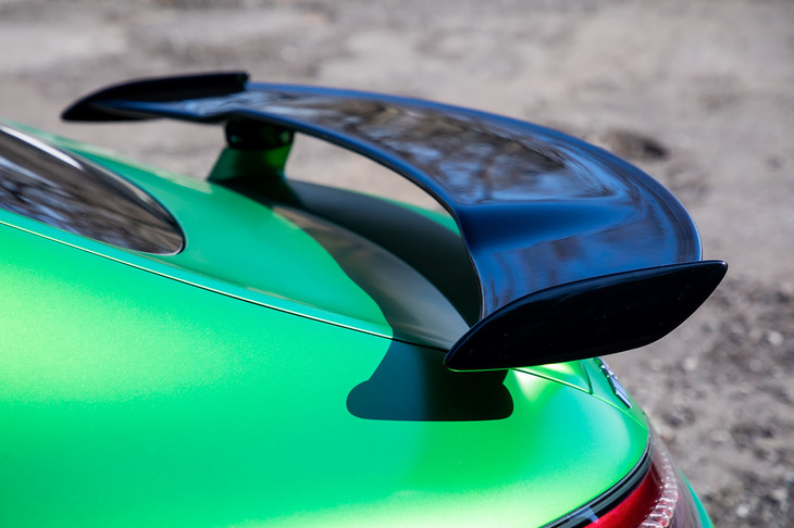 「AMG GT R」には、ブレードの角度調整が可能なアジャスタブルリアウイングスポイラーが標準装備されている。
