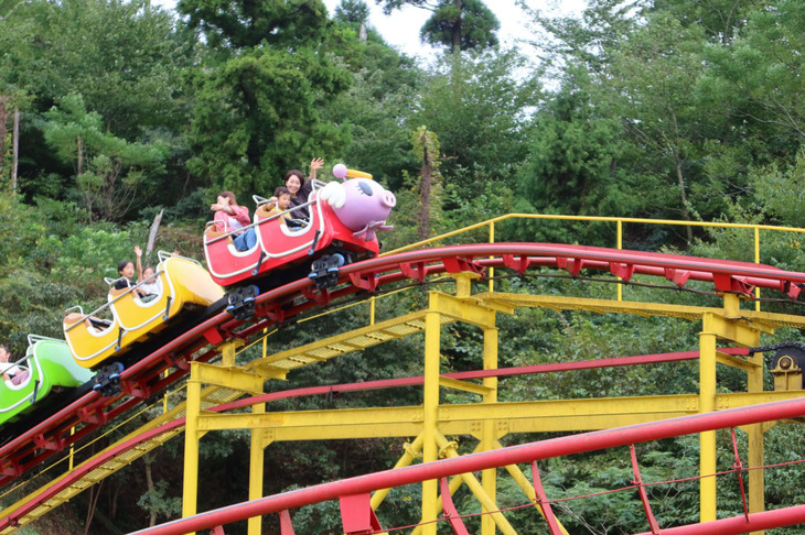 「ブタ天キッズコースター」は子どもでも乗れる人気のジェットコースター。ミニコースターと紹介されるものの、迫力満点で大満足。