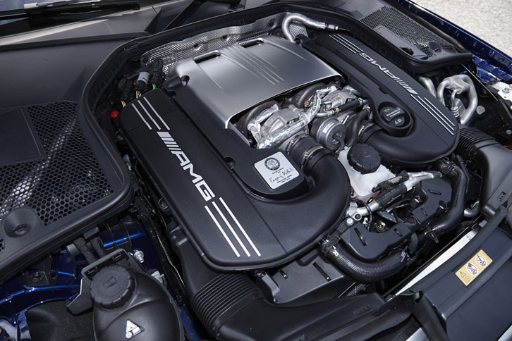 
	2基のターボで過給される4リッターV8エンジンは、最高出力510psを発生。アイドリングストップ機能も備わる。
	