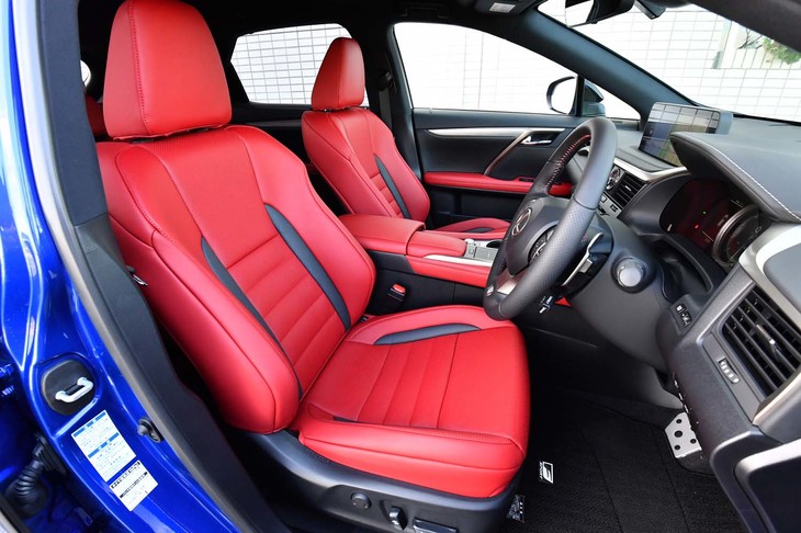 スポーティーグレード“Fスポーツ”のシート。鮮やかなレッドのカラーリングが目を引く。