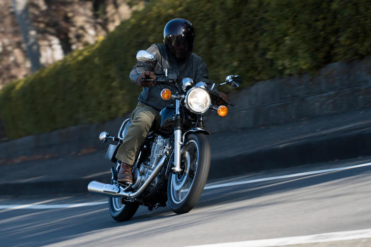 スリムで軽量な車体を持つ「SR400」。カスタマイズを施し、クラシカルな“シングルレーサー”として走りを楽しむユーザーも多い。