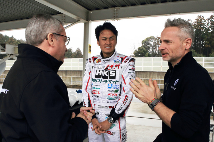ルノー・ジャポンのチーフプロダクトマネージャーであるフレデリック・ブレン氏（写真左）と、「メガーヌR.S」のテストドライバーのロラン・ウルゴン氏（同右）。中央は『webCG』でもおなじみのレーシングドライバー谷口信輝氏で、後日、谷口氏によるインプレッションも掲載予定。