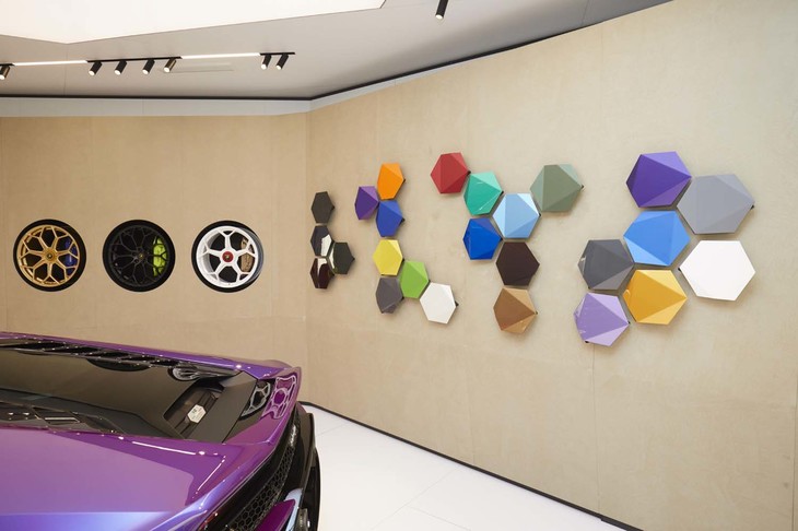 ランボルギーニブースの様子（ボディーカラーサンプル）。