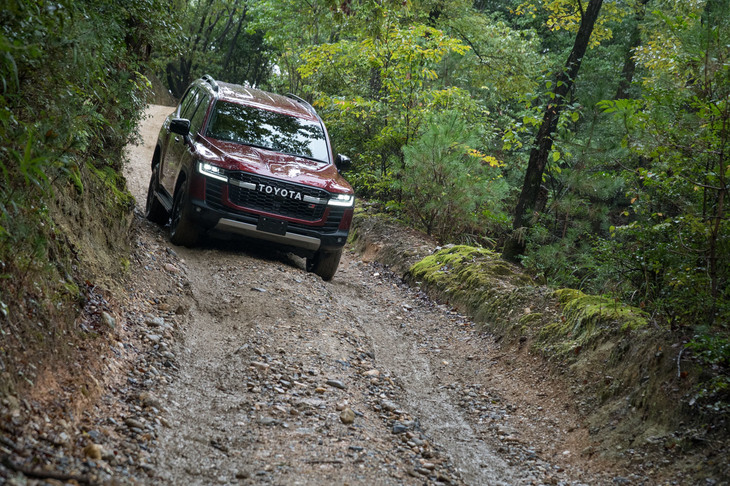 急峻（きゅうしゅん）なダウンヒルをクロールコントロール任せで下る「ランドクルーザーGRスポーツ」。