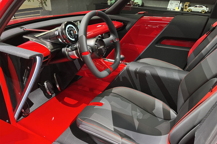 「マツダ・ビジョンXコンパクト」のインテリア。共感型AIが搭載され、人とクルマによる気取らない会話を実現するという。