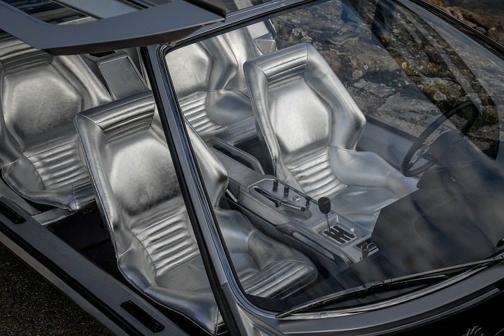 「マルツァル」の室内。4シータークーペとしてデザインされている。