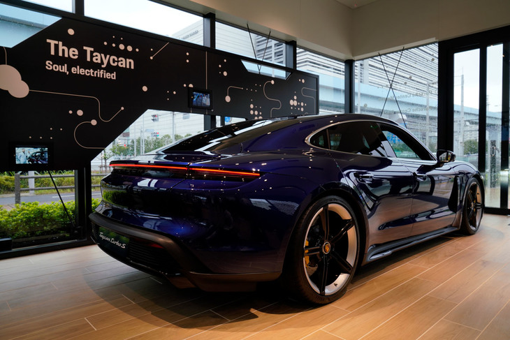 「ポルシェ・タイカン」は3モデルをラインナップ。価格は1448万1000円からで、この価格設定は「ポルシェ・カイエン」と同レベルとなるものだという。