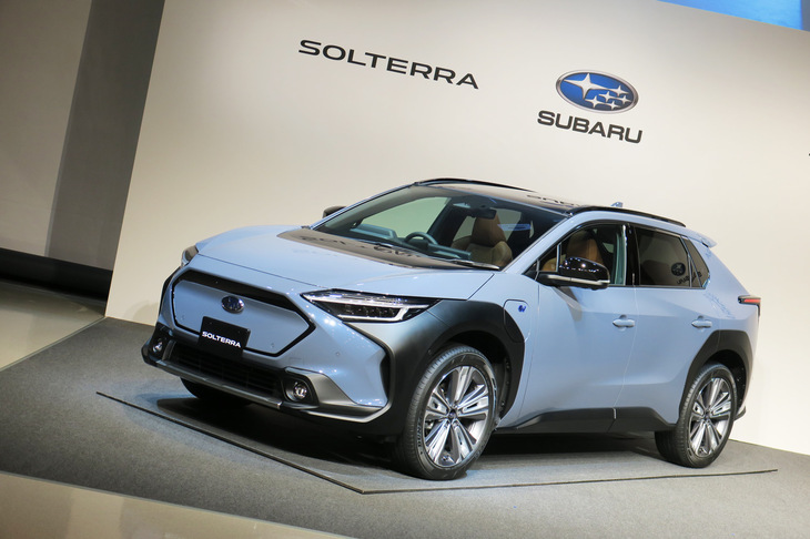 「スバル・ソルテラ」は「トヨタbZ4X」の姉妹車となるが、内外装のデザインは異なり、展示車のエクステリア／インテリアカラーもソルテラの専用色となっている。