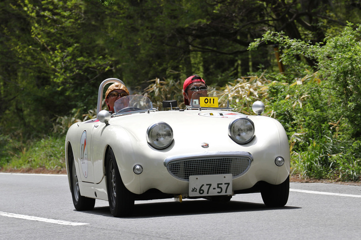 レーシングスクリーンがカッコいい、通称カニ目こと1961年「オースチン・ヒーレー スプライトMk1」。