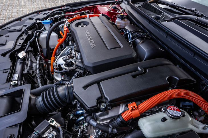 パワートレインは2リッター直4エンジンと高出力モーターを組み合わせた2モーター式ハイブリッドのみの設定。従来の同軸モーターに代わり、平行軸モーターが新たに採用された。北米仕様車のシステム最高出力は204HP（ISO net値）。