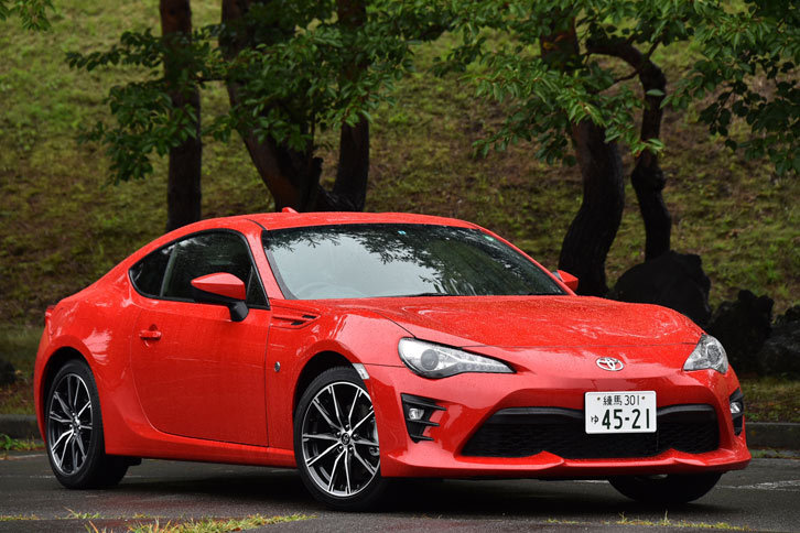 「トヨタ86」の中間グレード「GT」。86はマイナーチェンジにより、ラジエーターグリルの意匠など、フロントマスクが大幅に変更された。