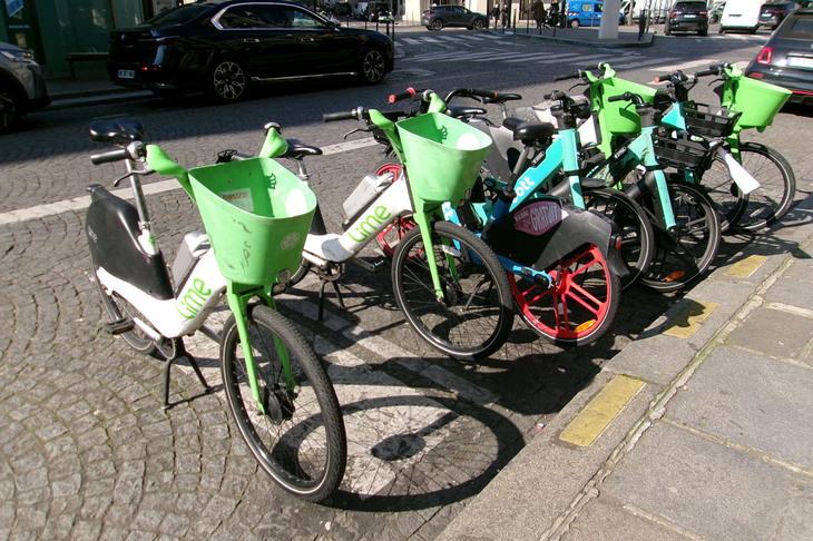 ライムグリーンの「Lime」とブルーの「dott」は、ともにパリではメジャーなシェアサイクルブランド。以前はパリでも電動キックボードのレンタルが盛んだったが、2023年9月に禁止された。その是非を問う住民投票では、9割が禁止に賛成したという。