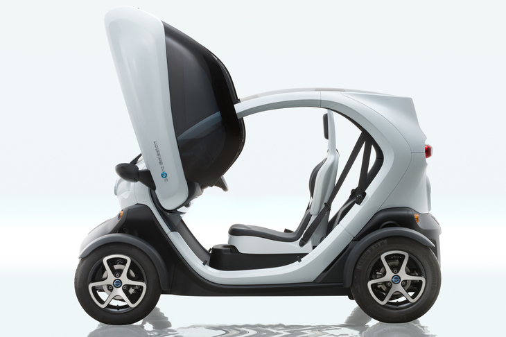 特徴的なシザーズドア。一見すると一人乗りのようだが、運転席の後方にもうひとつシートが備えられていた。