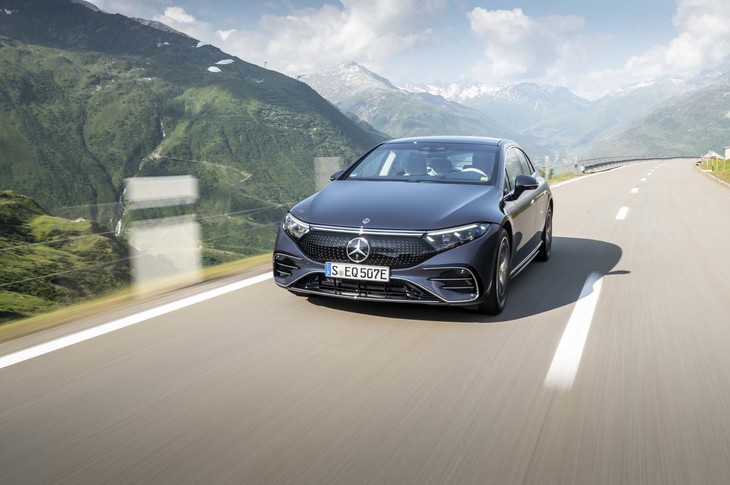 駆動用バッテリーの容量は107.8kWh。最大200kWまでの急速充電に対応しており、15分のチャージで300km以上の走行が可能とされている。