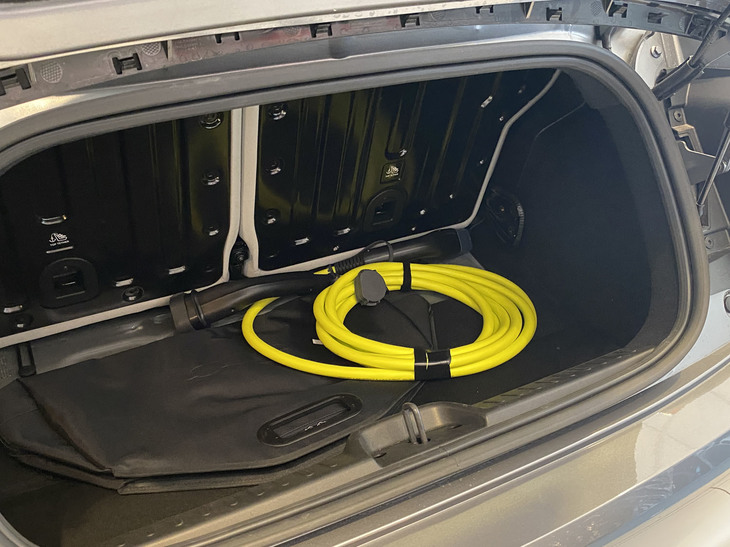 「カブリオ」のラゲッジルームはこのような感じ。ミニマリズムの旅を志向するいい機会になるかもしれない。