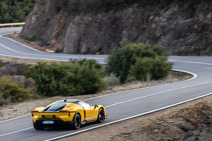 「849テスタロッサ」をワインディングロードで走らせるのは、この上ないぜいたく。しかし、そのパフォーマンスはあまりにも高く、どんな道であれ公道では持て余してしまうというのが実感だ。