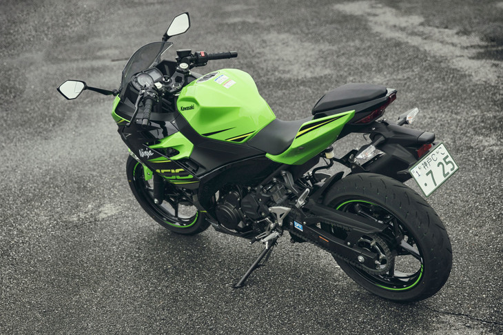 ボディーカラーは、試乗車の「ライムグリーン×エボニー」のほか、「メタリックスパークブラック」（単色）と「キャンディバーントオレンジ×メタリックマグネティックグレー」が選べる。