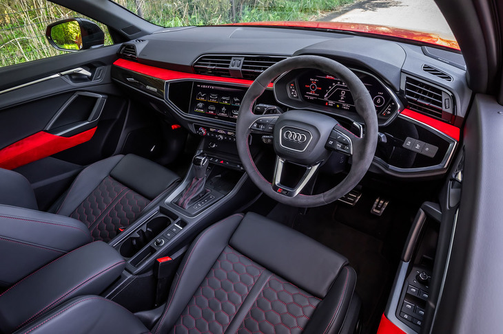 ダッシュボードを横切るように組み込まれた「アルカンターラアクセント」やドアアームレストのアルカンターラ仕上げなどは、「RSデザインパッケージ エクステンデッドレッド」に含まれるオプションアイテム。