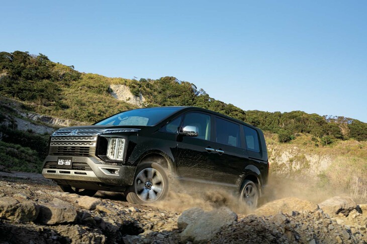 現行モデルの「デリカD：5」。初登場時は賛否両論を集めたフロントマスクだが、今では見慣れたという人も多いことだろう。