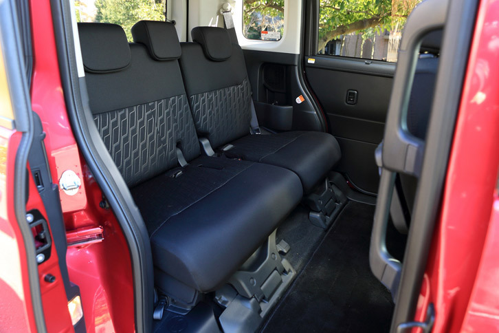 リアシートは6：4の分割可倒式で、左右個別にリクライニングやスライド調整、格納が可能。