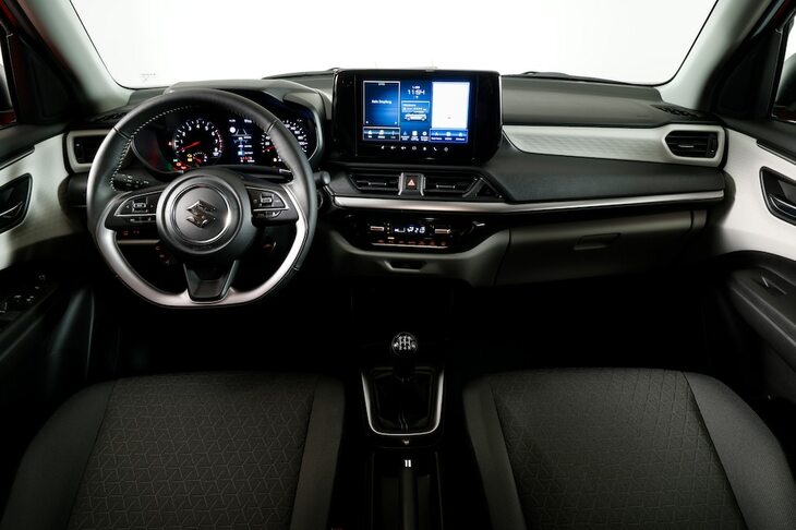 インストゥルメントパネルまわりはすべてハードプラスチックでできており、その質感はちょっと残念だ。