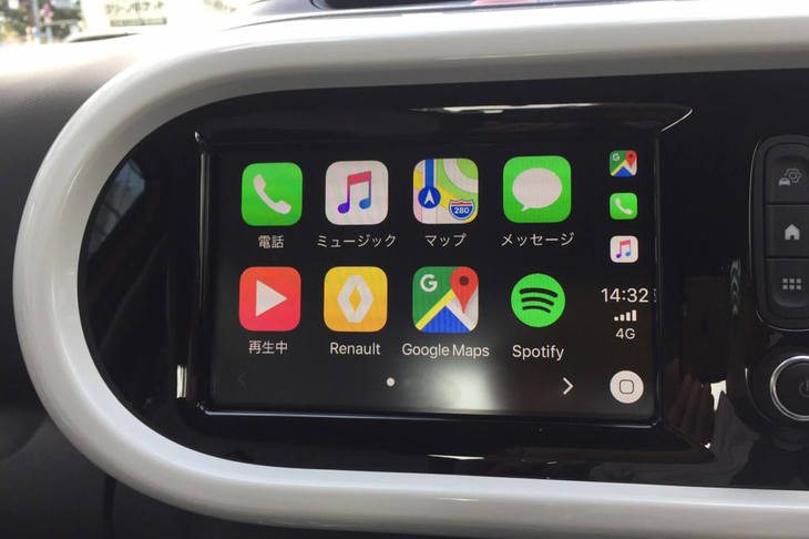 新型「ルノー・トゥインゴ」には、スマートフォンをUSBポートに接続することで、タッチスクリーンからスマートフォン内の音楽コンテンツや電話帳などにアクセスできるようにした「EASY LINK」が搭載される。