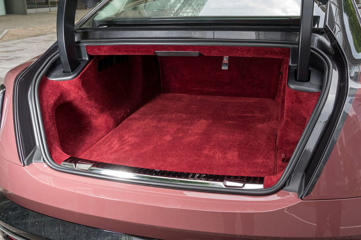 丁寧にカーペットが張り込まれたトランクルーム。見た目に上質なだけでなく、荷物に優しく、耐傷性も強そうだ。