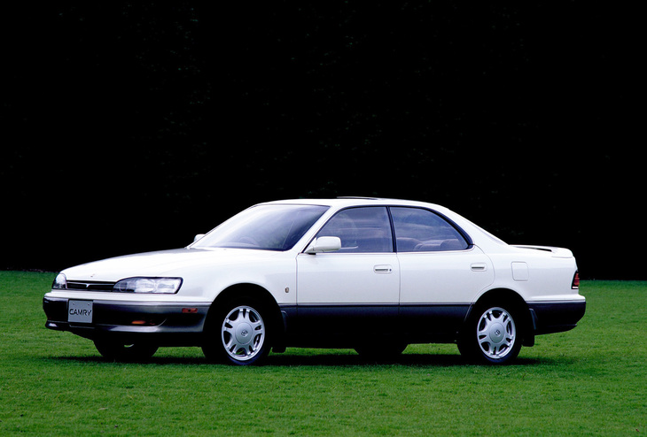 先代と同様、4ドアハードトップは2リッターV6搭載の「プロミネント」のみの設定。1991年には2.5リッターV6搭載車も加えられた。