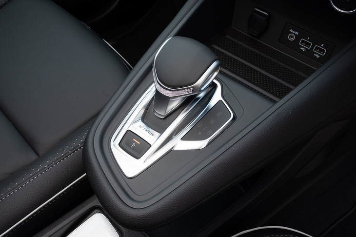 回生ブレーキの力を強める「B」モードが設定されるのも「E-TECHハイブリッド」の特徴。ただし、ステアリングパドルなどで段階的に減速度を調整できるような機能は備わっていない。