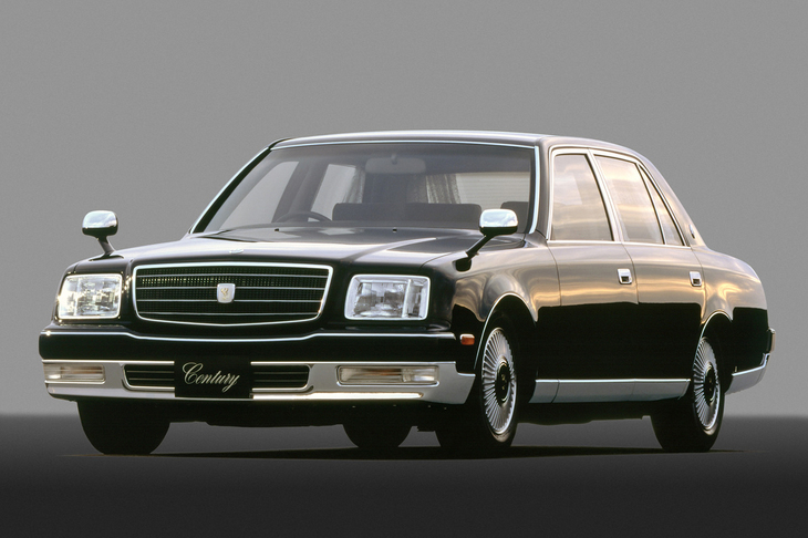 1997年の世代交代で登場した2代目「センチュリー」。ボディーサイズは全長×全幅×全高＝5270×1890×1475mm、ホイールベース3025mmで、日本車史上唯一となるV12の5リッターエンジンを搭載。