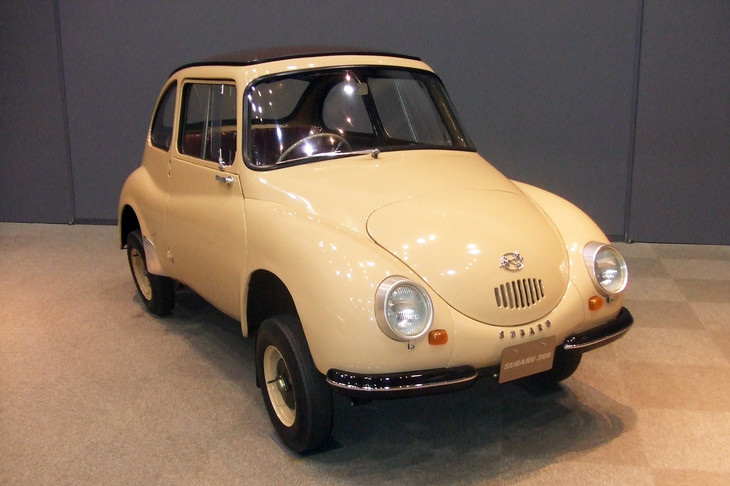 「てんとう虫」の愛称で親しまれた「スバル360」。1958年から1970年までの12年で、累計約39万台が生産され、日本にモータリゼーションを引き起こした。