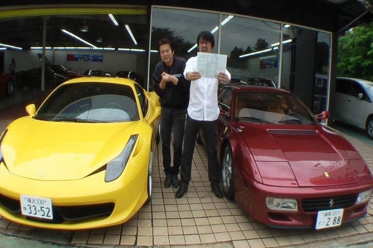 「512TR」を下取りに出し、1000万円のローンを組むことに。筆者の隣は、“エノテン”こと、中古フェラーリ専門店コーナーストーンズの榎本社長。