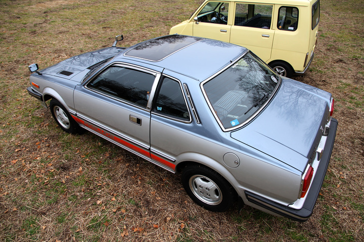 初代「プレリュード」は、当初から最廉価グレードを除き電動サンルーフ（スライディングルーフ）が標準装備されていたが、1980年からこの電動ガラスサンルーフが加えられた。