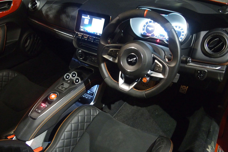 アルミニウムやカーボン、マイクロファイバー「ダイナミカ」でコーディネートされたスポーティーなインテリア。シートは一脚あたり13.1kgと軽量なサベルト製モノコックバケットシートを装備している。