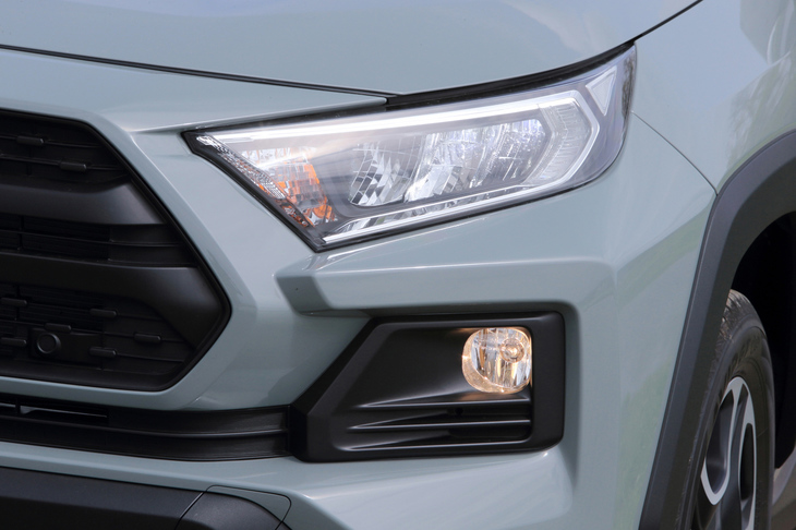 ガソリン車に装備される3灯式LEDヘッドランプ。クリアランスランプやデイライトもLED式となる。