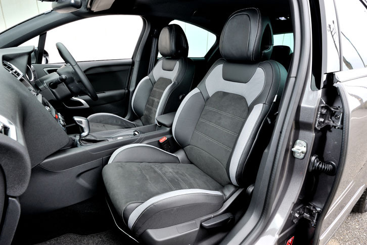 「DS LEDビジョンパッケージ」にはファブリック、アルカンターラ、レザーのコンビネーションシートが標準で備わる。