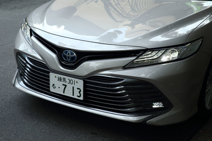 フロントは、大きなロアグリルを採用することで、ワイド＆ローなイメージが強調されている。