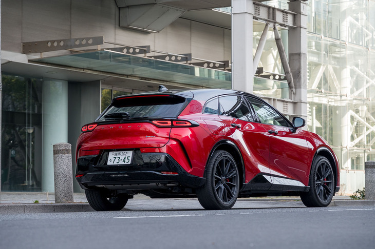 外部給電機能の「V2H」にも標準で対応。満充電・満タンからであれば、一般家庭の約6.5日分の電力を供給できる。