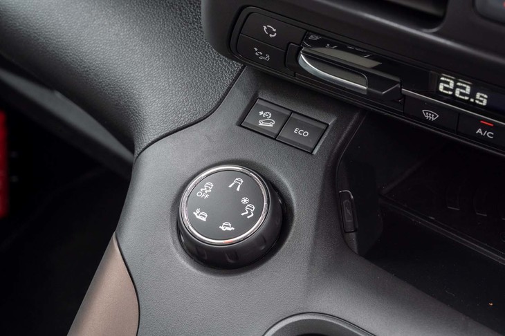 「リフター」には「アドバンストグリップコントロール」のダイヤルセレクターが残されている。その上部には坂道をアクセルやブレーキの操作なしに一定速で下れるヒルディセントコントロールのスイッチと「エコ」モードのスイッチが備わっている。