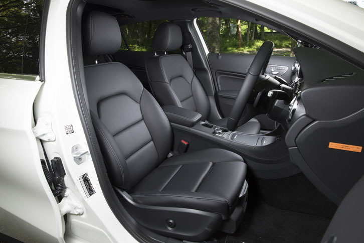 試乗車は、オプションのベーシックパッケージに含まれる「レザーARTICOシート」を装備していた。標準ではレザーとファブリックのコンビシートが備わる。