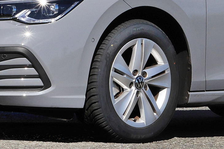 バランスのよいスノー性能と、優れたウエット性能が特徴とされる「ネクセン・エヌブルー4シーズン」。独ADACのタイヤテストで1位を獲得するなど、欧州で高い評価を得ているオールシーズンタイヤだ。