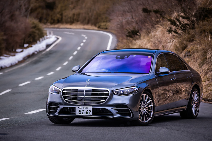 「メルセデス・ベンツSクラス」の最上級グレード「S580 4MATIC」および「S580 4MATICロング」の導入は、2021年9月に発表された。今回の試乗車はロングホイールベース仕様の後者で、車両本体価格は1953万円。