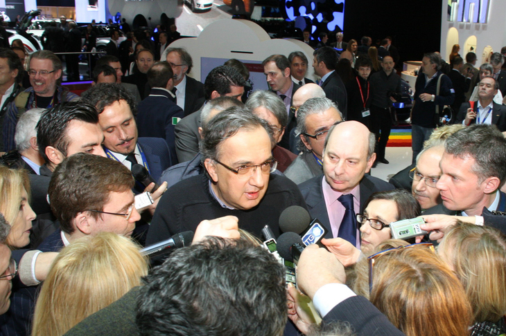 「他社（との提携）は必要ない。自社のみで存続する」と発言した2010年。写真中央がセルジオ・マルオンネ。