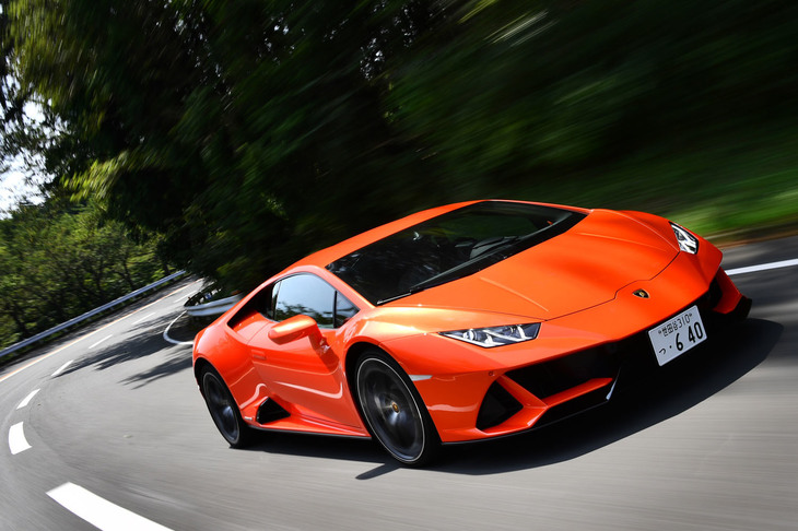 5.2リッターV10自然吸気エンジンを搭載するミドシップモデル「ウラカン」の進化版が「ウラカンEVO」。2019年3月に日本導入が発表された。