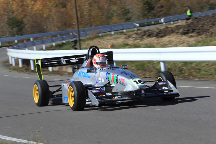 「フォーミュラ隼」（2004年）。車名の通り、スズキの高性能バイク「ハヤブサ」のエンジンを搭載したフォーミュラカーである。