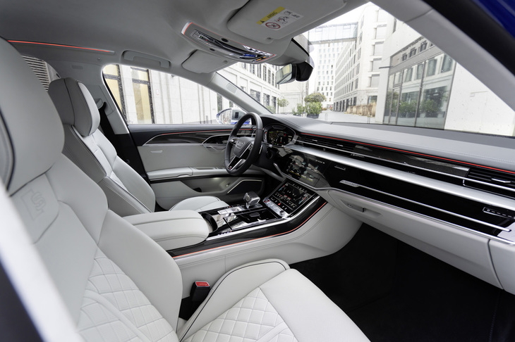 インテリアの調度類は従来型とほとんど同じだが、広々とした空間や上質な仕上がりは「S8」のセリングポイントである。