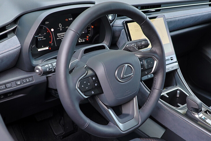 「クール」グレードのステアリングホイール。運転に関連する操作インターフェイスには、ステアリングスイッチとヘッドアップディスプレイを連動させ、運転中の視点移動を抑えつつナビやオーディオなどの操作を可能とする「Tazuna Concept」が用いられている。